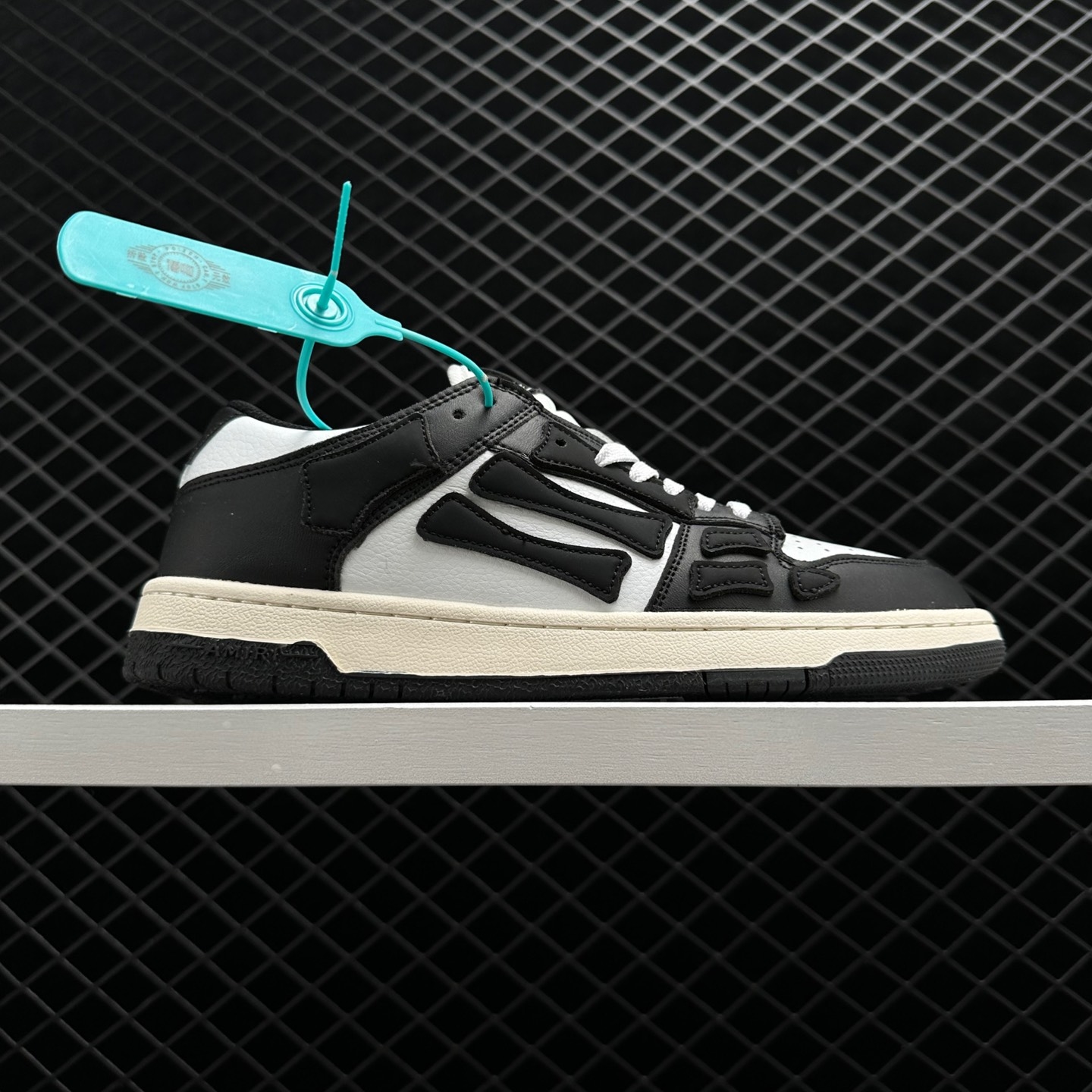 Amiri Skel Top Low Black White PF22MFS003 004: Stylish and Versatile Sneakers for Men