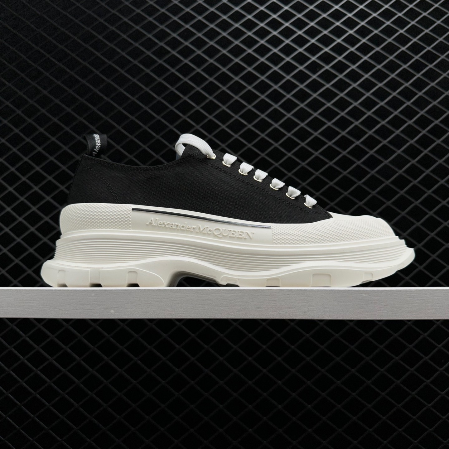 Alexander McQueen Tread Slick Low Lace Up Sneakers in Black & White – 604257 W4L32 1070